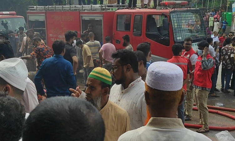 সাতক্ষীরায় ১০ তলা ব্লিস হাসপাতালে ভয়াবহ আগুন
