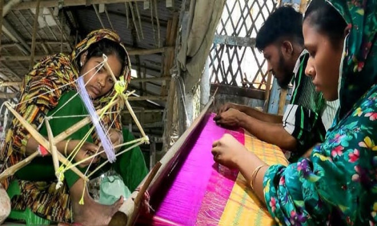 জামদানি বুনে যে নারী, পড়ে না সে শাড়ি!
