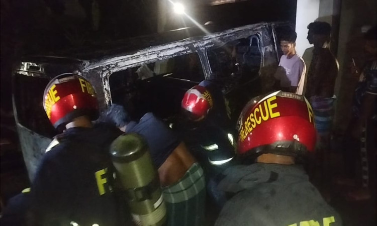সাতক্ষীরা মেডিকেল কলেজ হাসপাতালে অ্যাম্বুলেন্সে আগুন