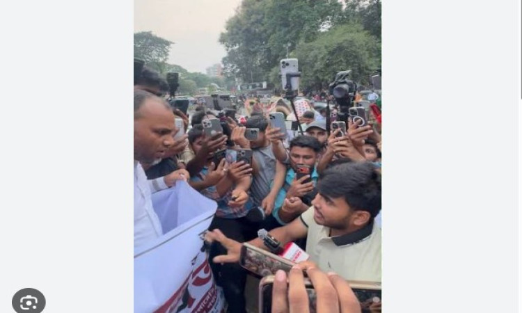 ঢাবির টিএসসিতে স্বরাষ্ট্রমন্ত্রীর পদত্যাগের ব্যানার ছিঁড়ে আলোচনায় ছাত্রদল