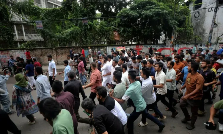 জবি ও ঢাকা কলেজসহ রাজধানীর একাধিক স্থানে ছাত্রদল-শিবির সংঘর্ষ