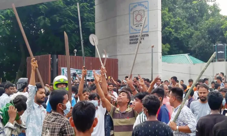 বেরোবি প্রধান ফটকে অস্ত্র ও লাঠিসোঁটা নিয়ে ছাত্রদল-যুবদলের মহড়া