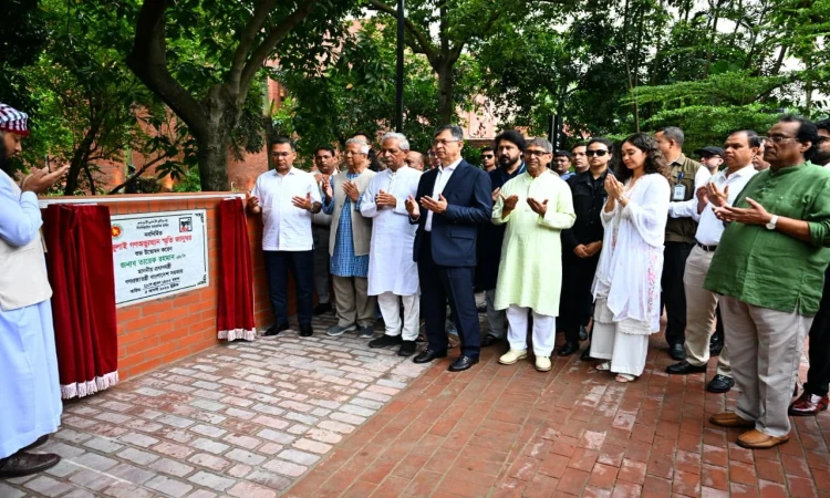 উদ্বোধনের পর ‘জুলাই গণঅভ্যুত্থান স্মৃতি জাদুঘর’ ঘুরে দেখছেন প্রধানমন্ত্রী