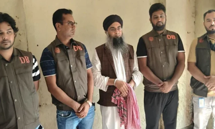 আদালত চত্বরেই এনসিপির সাবেক নেতা সালাউদ্দিনকে ডিম মারল ছাত্রদল