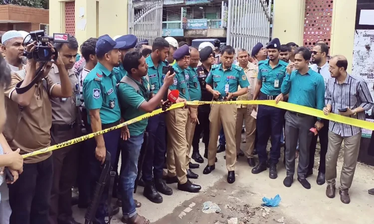 বরিশাল আদালত চত্বরে সকালে ককটেল বিস্ফোরণ, আইনজীবীদের মাঝে চরম আতঙ্ক