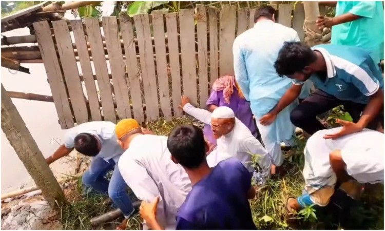 কাঠের সাঁকো ভেঙে নদীতে জামায়াত নেতারা, অল্পের জন্য রক্ষা পেলেন এমপি