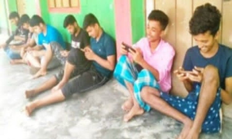 প্রযুক্তির ছোঁয়ায় বদলে গেছে বন্ধুত্বের সমীকরণ: আড্ডা এখন স্মার্টফোনে বন্দি