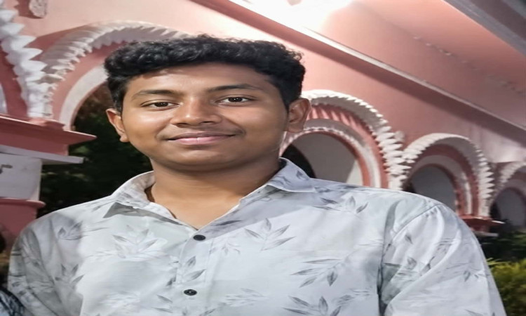 তাড়াশে সর্বোচ্চ ১১৯৩ নম্বর পেয়ে প্রথম কাঠমিস্ত্রীর ছেলে