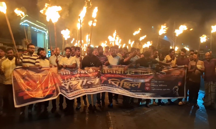 নদী ও ফসলি জমি রক্ষায় অবৈধ ড্রেজিং বন্ধের দাবিতে মাদারীপুরে বিক্ষোভ