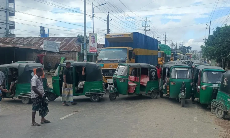 ১২ ঘণ্টা লাইনে দাঁড়িয়ে মেলে ৮০ টাকার গ্যাস, ক্ষোভে জামালপুরে মহাসড়ক অবরোধ