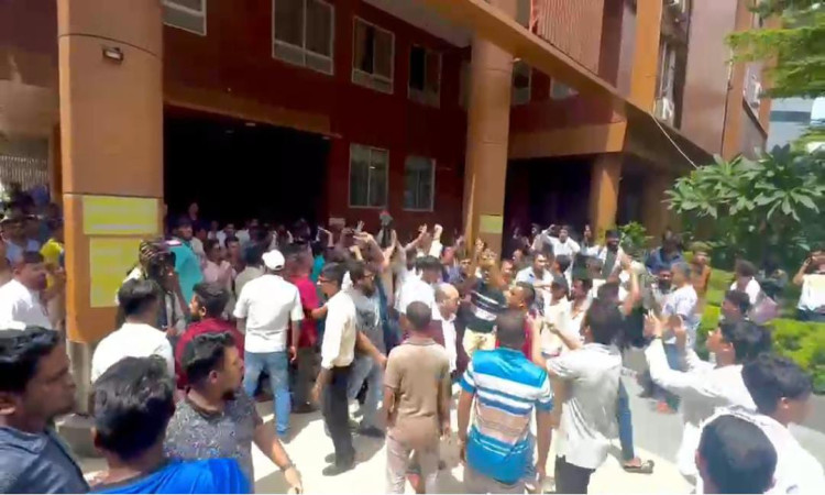 ড্যাবের নেতৃত্বে উত্তরার শহীদ মনসুর আলী মেডিকেল কলেজের মূল ফটক ভেঙে অনুপ্রবেশ, চিকিৎসা ব্যাহত