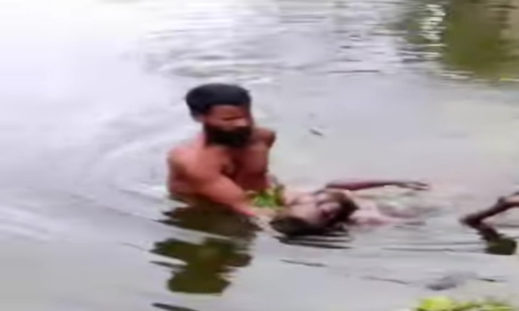 কটিয়াদীতে মাদ্রাসা সংলগ্ন পুকুরে ভাসছিল ব্যক্তির মরদেহ, উদ্ধার করল পুলিশ