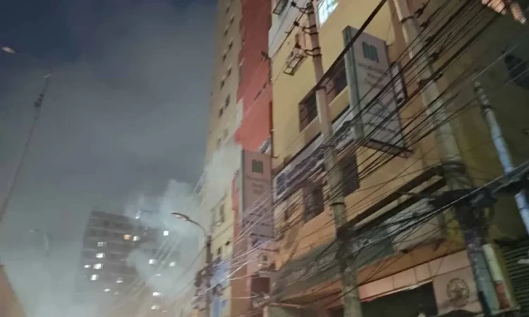 মগবাজারে বিশাল সেন্টারের পাশের ভবনে আগুন