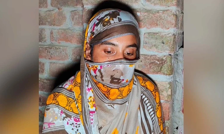 বিষের বোতল হাতে প্রবাসীর বাড়িতে অনশন, ১২ ঘণ্টা পর বিয়ে
