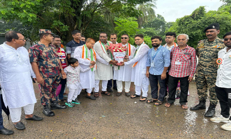 ভারতের ৮০তম স্বাধীনতা দিবসে ভোমরা জিরো পয়েন্টে দুই বাংলার অনন্য মিলনমেলা