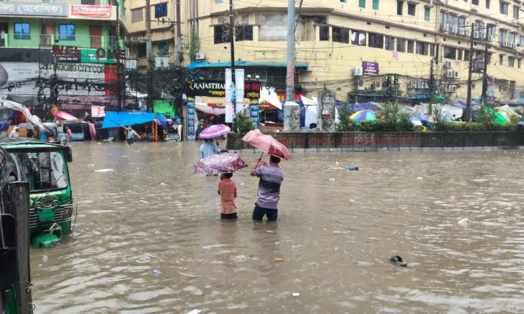 টানা বর্ষণে চট্টগ্রামে কোমরসমান পানি: ভোগান্তিতে নগরবাসী