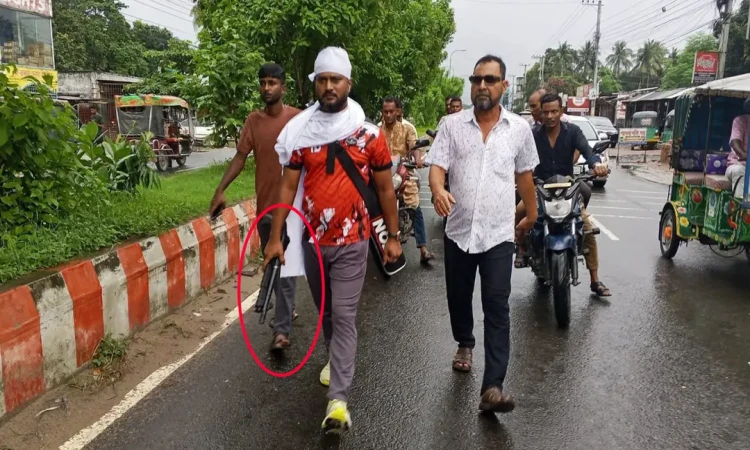 ঈশ্বরদী থানা ফটকে কাফনের কাপড় পরে সাবেক ছাত্রদল নেতার অস্ত্র মহড়া,