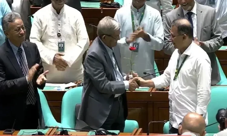 নবনির্বাচিত রাষ্ট্রপতিকে লাল গোলাপ দিয়ে শুভেচ্ছা জানালেন প্রধানমন্ত্রী