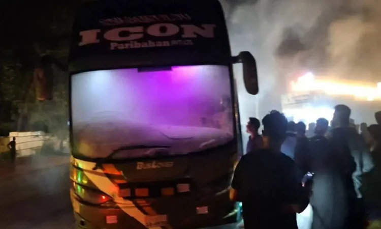 জানালার কাচ ভেঙে অলৌকিকভাবে রক্ষা পেলেন ৩০ পর্যটক