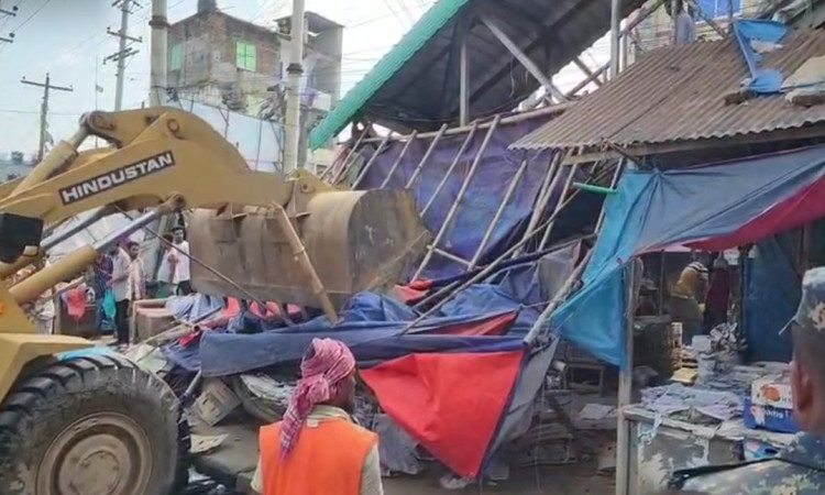 গাজীপুরে মহাসড়কের অবৈধ স্থাপনা উচ্ছেদ
