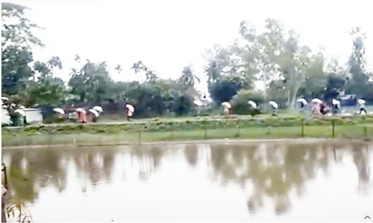 কুড়িগ্রামে ডিলারের গুদাম ভেঙে ১৯৭ বস্তা সার নিয়ে গেলেন কৃষকেরা