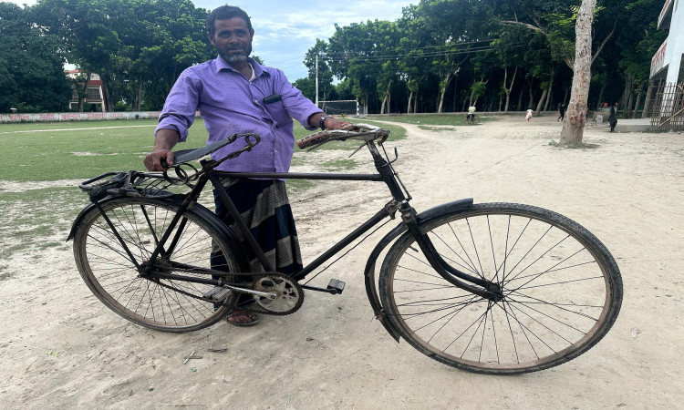 মাত্র ৩ টাকায় কেনা বাইসাইকেল: ৮০ বছর ধরে চলছে এক পরিবারের তিন প্রজন্মে