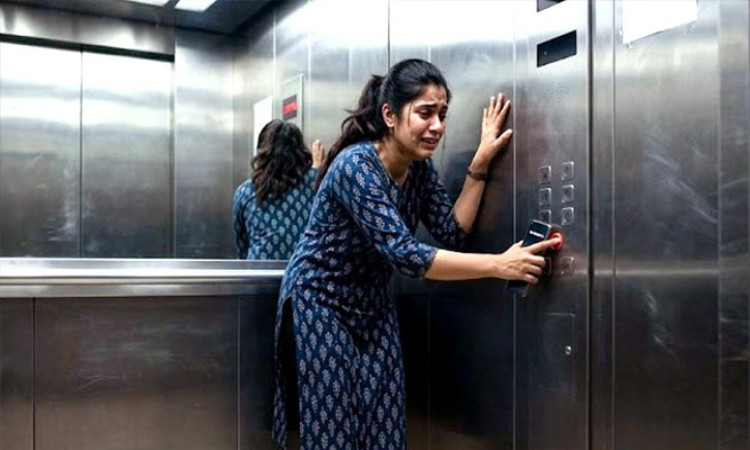হঠাৎ লিফটে আটকে গেলে কী করবেন, কী করবেন না?