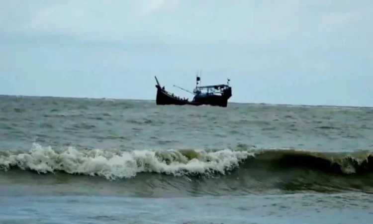 বঙ্গোপসাগরে ট্রলারডুবি, উদ্ধার ৮ জেলে; নিখোঁজ ৫