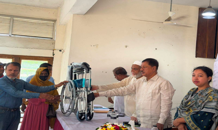কটিয়াদীতে ১৬ বিশেষ চাহিদাসম্পন্ন শিক্ষার্থী পেল সহায়ক উপকরণ