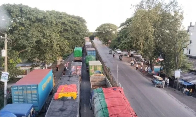 ঢাকা-চট্টগ্রাম মহাসড়কে দীর্ঘ যানজট:  সারারাত সড়কেই কাটল বাসযাত্রীদের