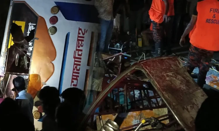 জামালপুরে বাসের ধাক্কায় উল্টে গেল অটোরিকশা: নিহত ৪, আহত ১০