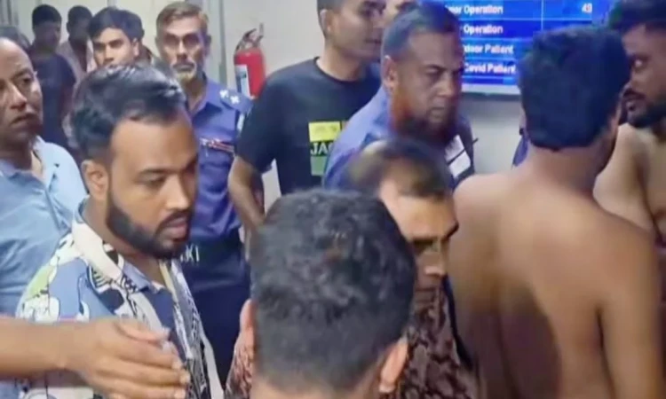 বগুড়ার শজিমেক হাসপাতালে চিকিৎসক ও স্বজনদের মারামারি, আহত ১২