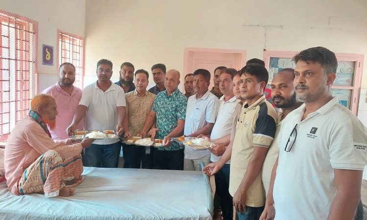 তারেক রহমানের কারামুক্তি দিবসে শিবগঞ্জ স্বাস্থ্য কমপ্লেক্সে রোগীদের খাবার বিতরণ