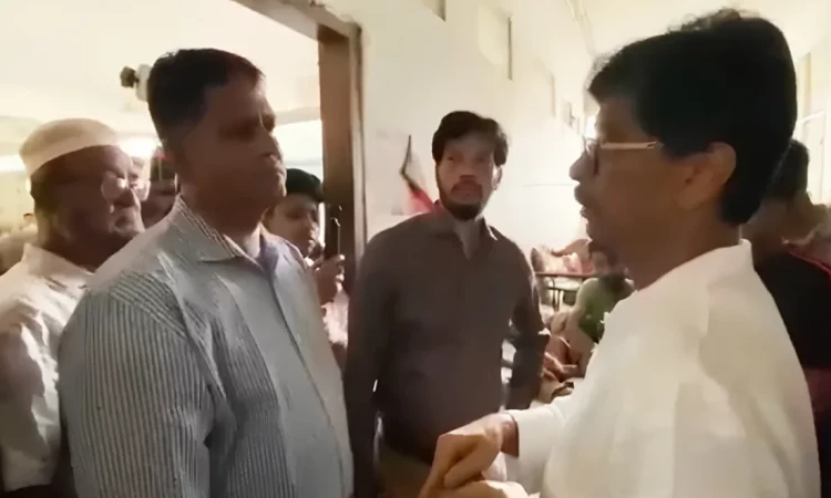 হাসপাতালের শৌচাগার দেখে মন্ত্রী বললেন, ‘হারপিক নিয়ে আসেন, আমি পরিষ্কার করে দিই’
