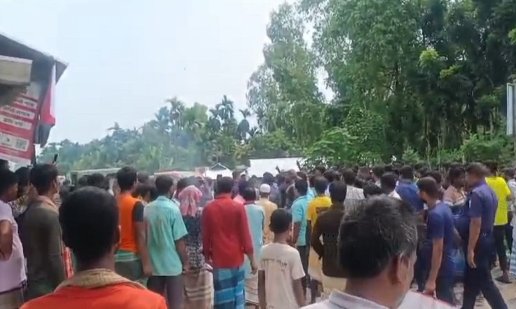 রৌমারীতে লাইনে দাঁড়িয়ে না পেয়ে ডিলারের গুদাম ভেঙে সার নিয়ে গেলেন কৃষকেরা