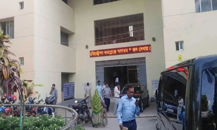 তেজগাঁও রেজিস্ট্রেশন কমপ্লেক্সে দুদকের হানা: চার হাজার টাকার দলিলে ফি আদায় ৫০ হাজার