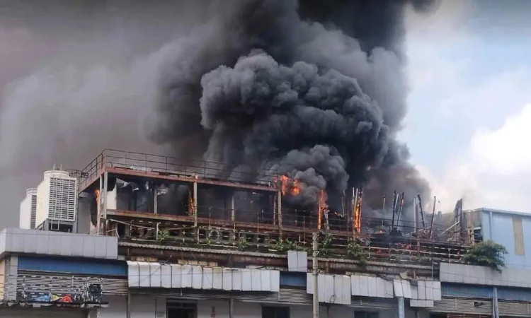 মহাখালীতে পুরোনো ভবনে আগুন, নিয়ন্ত্রণে ফায়ার সার্ভিস
