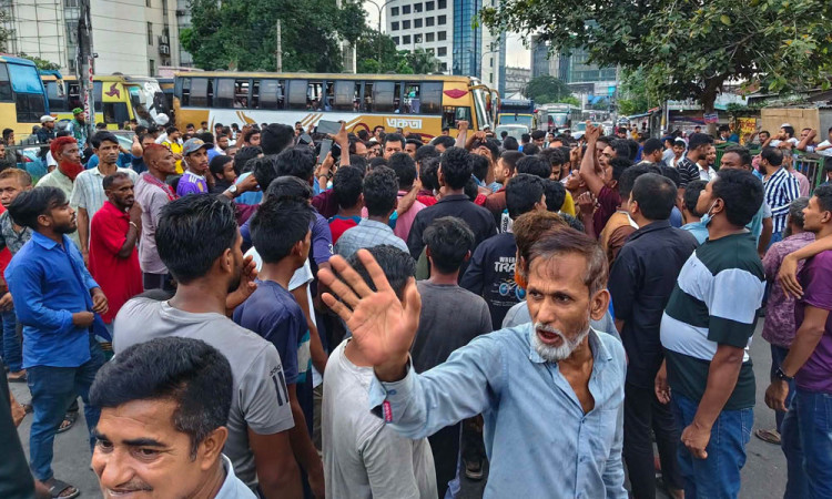 বাস ডাম্পিংয়ের প্রতিবাদে মহাখালীতে বিক্ষোভ, সৃষ্টি তীব্র যানজট