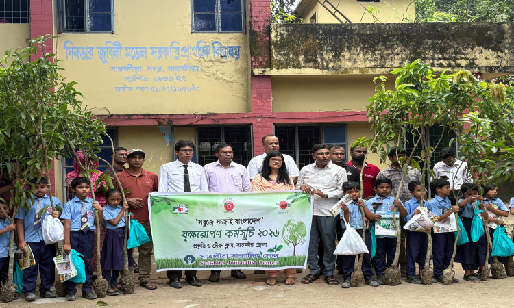 সাতক্ষীরা সাংবাদিক কেন্দ্রের উদ্যোগে ৬০ শিক্ষার্থী পেল গাছ ও শিক্ষা সামগ্রী