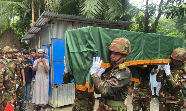 হাটহাজারীতে অনুশীলনে নিহত সেনাসদস্য পিয়াসের দাফন রাষ্ট্রীয় মর্যাদায় সম্পন্ন