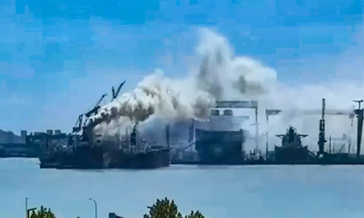 . চীনে নোঙর করা বিদেশি কার্গো জাহাজে ভয়াবহ আগুন, নিহত ২০