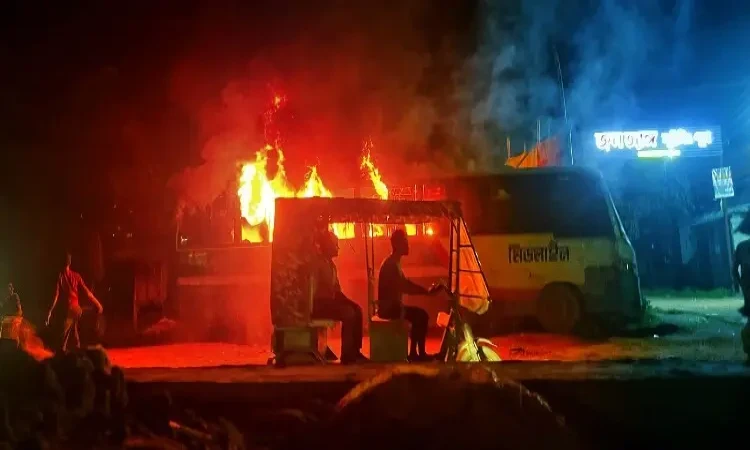 মোহাম্মদপুরে মধ্যরাতে পার্কিং করা বাসে আগুন