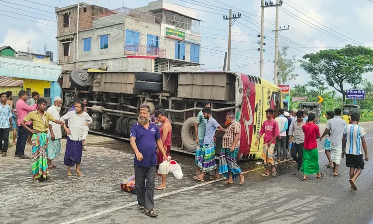 ত্রিশালে বাস নিয়ন্ত্রণ হারিয়ে সীমানা প্রাচীরে ধাক্কা: নিহত ২, আহত ১০
