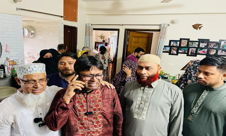 নুরজাহান ভিলায় শেষবারের মতো অপ্রতিম,কান্নায় ভেঙে পড়লেন মা-বাবা