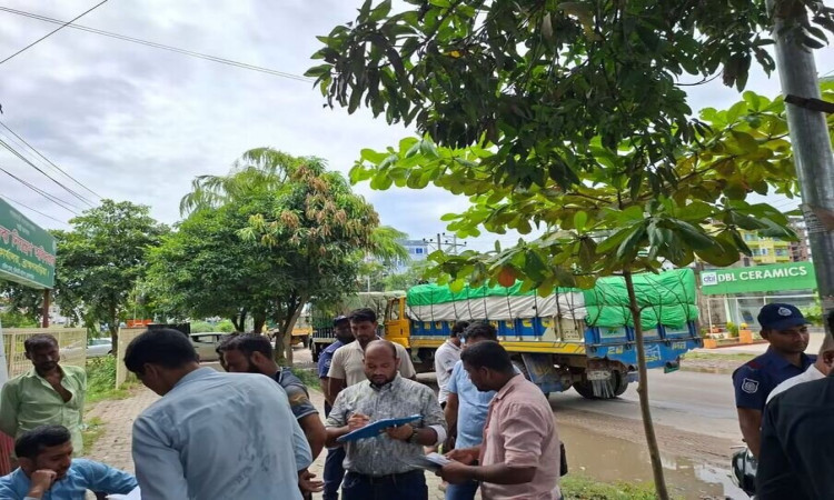 ব্রাহ্মণবাড়িয়ায় হাইড্রোলিক হর্ন ব্যবহারের দায়ে জরিমানা ও হর্ন বিনষ্ট