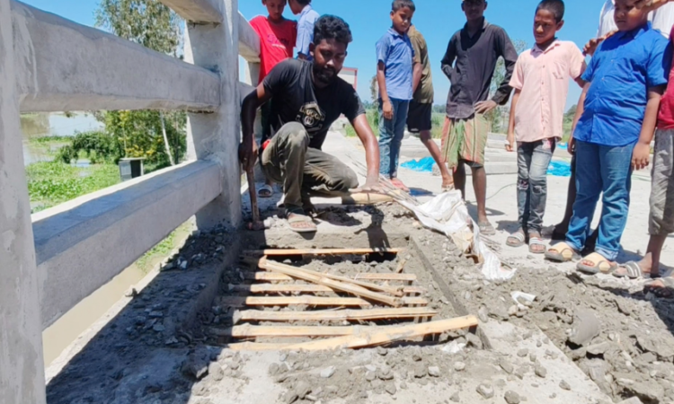 টাঙ্গাইলে সেতু নির্মাণে রডের বদলে বাঁশ