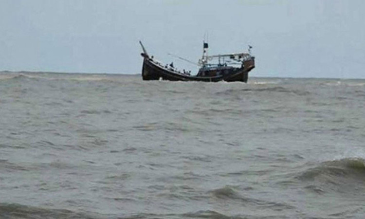 বৈরী আবহাওয়ায় ইঞ্জিন বিকল, ৫ দিন সাগরে ১৮ জেলে