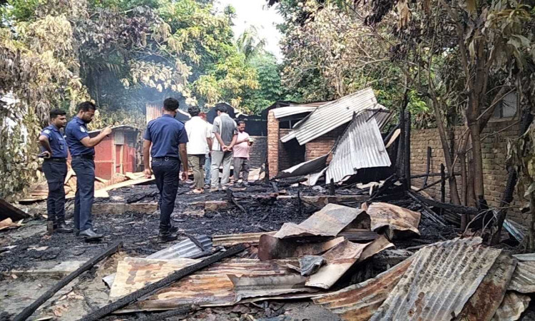 নড়িয়ায় বিরোধের জেরে জনশূন্য বাড়িতে অগ্নিসংযোগ,