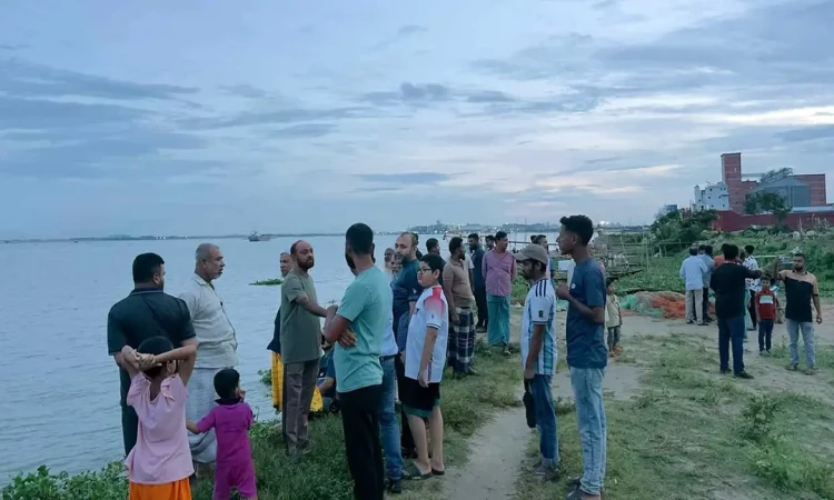 বিয়ের অনুষ্ঠানে যাওয়ার পথে মেঘনায় ট্রলারডুবি, নিখোঁজ চার