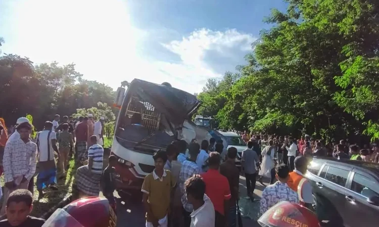 মাদারীপুরে বিকল বাসে অপর বাসের ধাক্কা, নিহত ৩